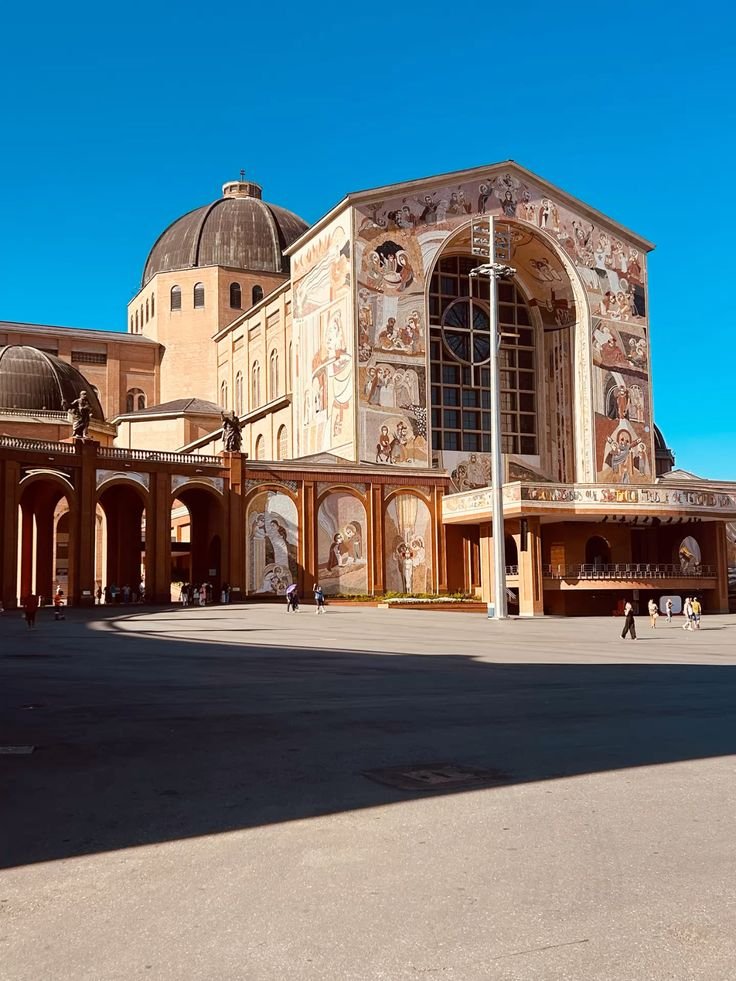 Aparecida: O Roteiro Que Vai Tocar Sua Alma e Renovar Sua Fé em 2025 Face sul da fachada de Aparecida